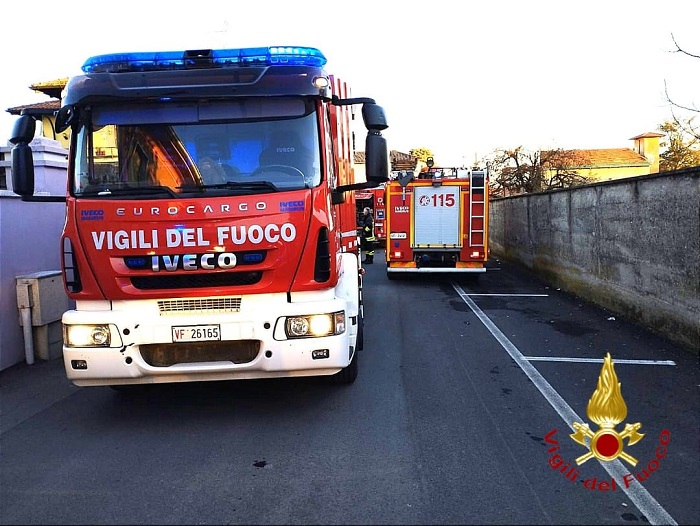 Passeggino a fuoco all'interno del palazzo