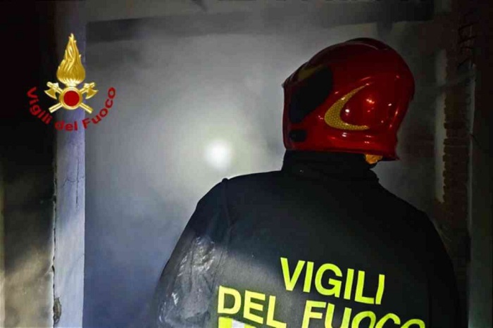 Incendio a Zimone: una donna rimane ferita