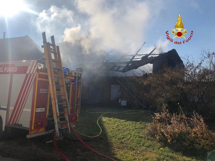 Camion abbatte palo e provoca incendio