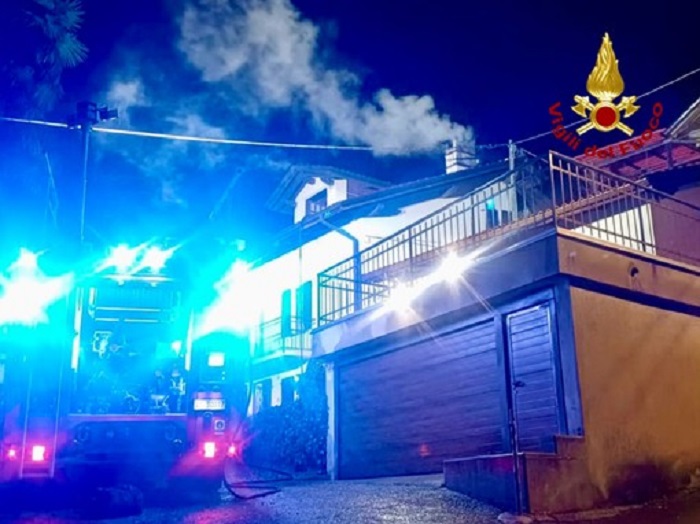 Incendio tetto a Zumaglia, intervento dei vigili del fuoco