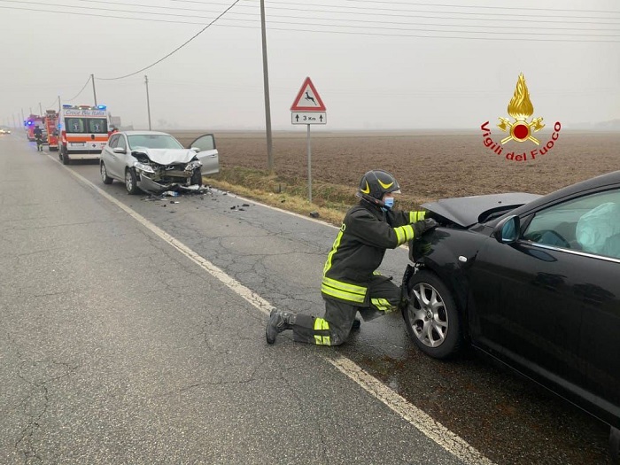 Incidente tra auto e camion di bestiame