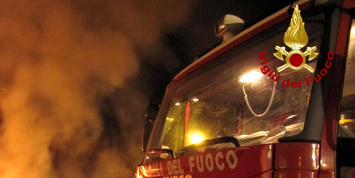 Proprietario della casa in fiamme salvo grazie ai vicini