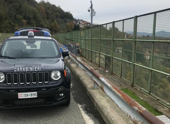 Ragazza salvata dai carabinieri: voleva gettarsi dal ponte