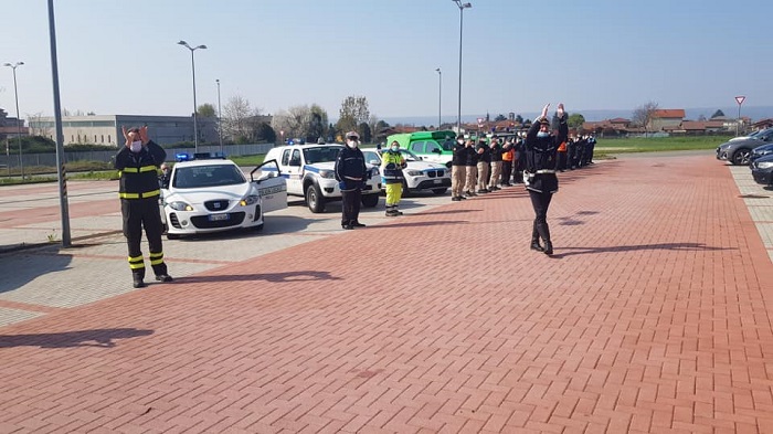 Polizia locale, vigili del fuoco e Protezione civile omaggiano medici e infermieri