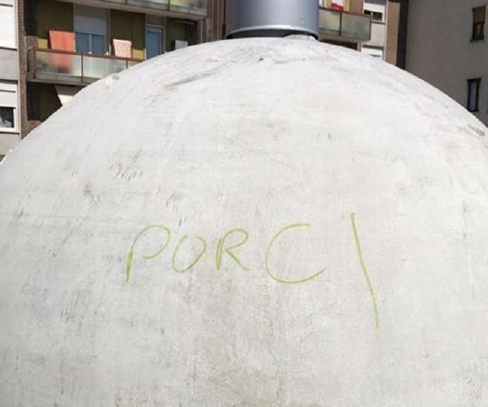 La Biblioteca Civica e piazza Curiel prese di mira dai vandali a Biella