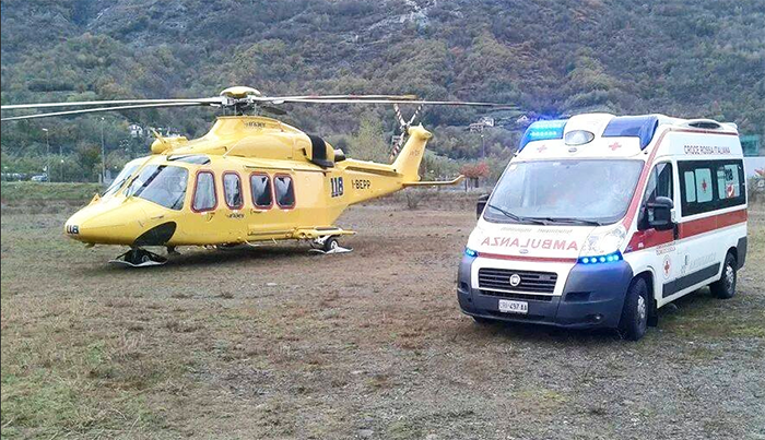 Schianto auto contro moto: una coppia finisce in ospedale