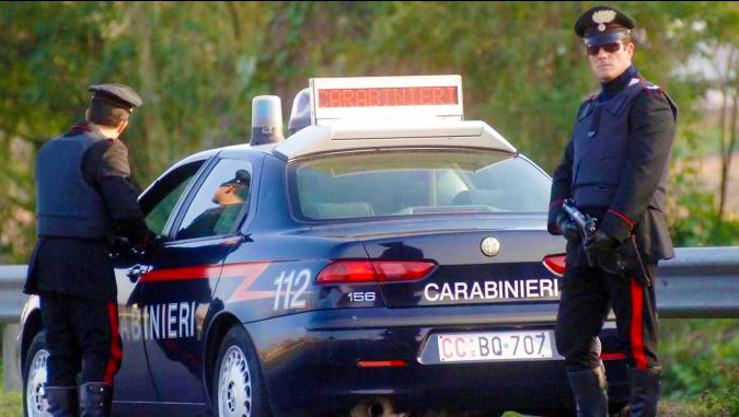Infastidisce clienti del bar e rifiuta il controllo: arrestato 45enne