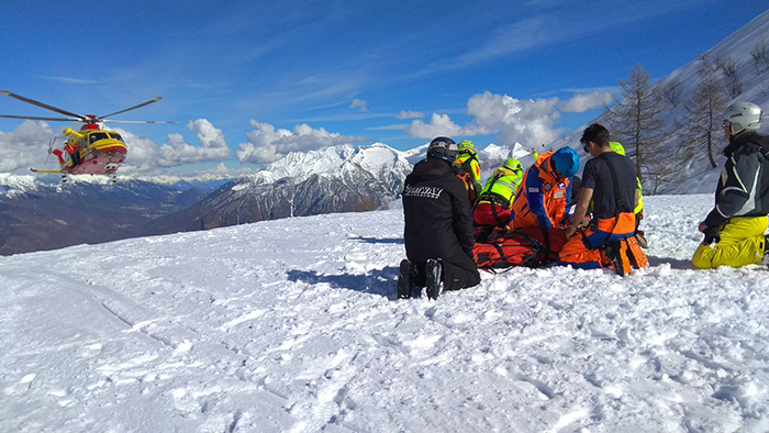 Cade per 100 metri sulla neve alla Muanda, è grave
