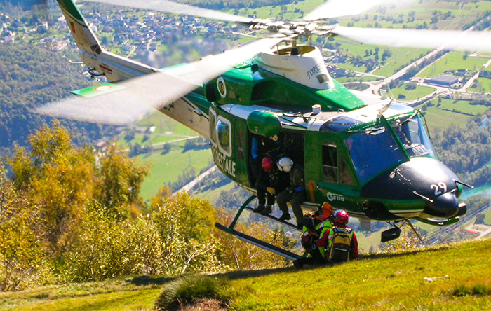 Escursionisti dispersi sul Mombarone recuperati dall'elicottero