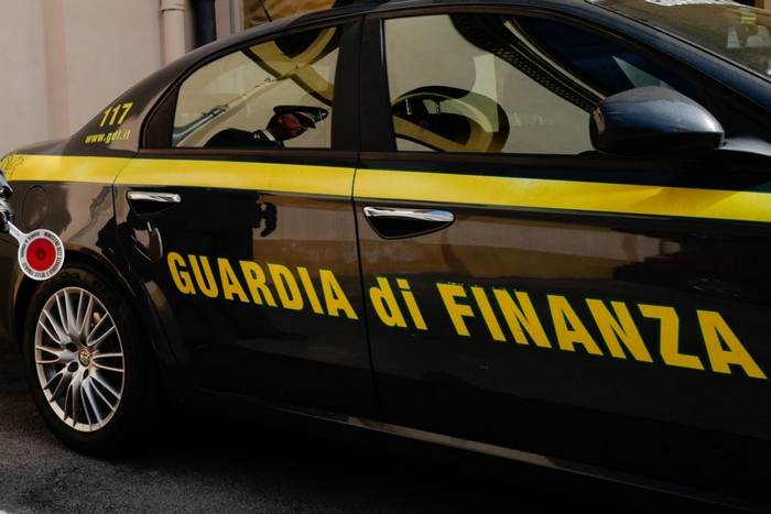 Mascherine non conformi sequestrate, operazione della Finanza