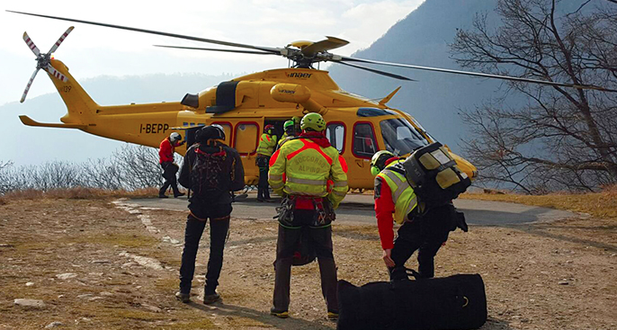 Precipita in un burrone, passa la notte all'addiaccio