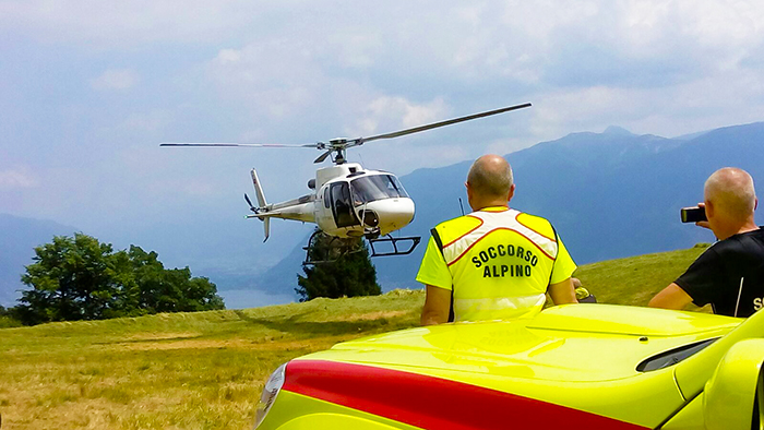 Cade dal tetto del rifugio dove stava lavorando