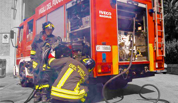 Fiamme in un'azienda di recupero plastica a Gaglianico, timori per l'inquinamento
